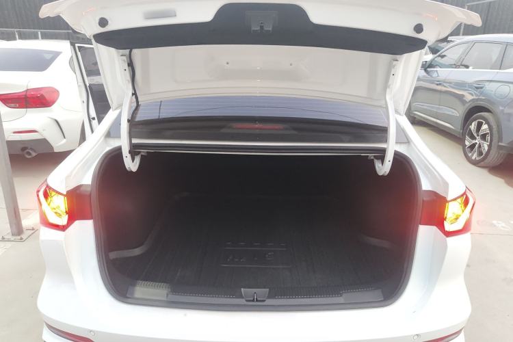 Used Roewe i5 2026 Model 1.5L Manual Comfort Version Trunk