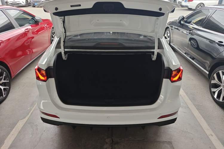 Used Roewe i5 2026 Model 1.5L CVT Luxury Version Trunk