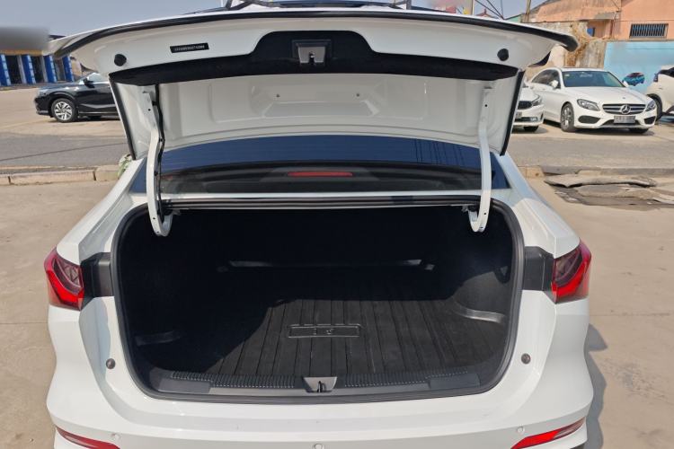Used Roewe i5 2026 Model 1.5L CVT Luxury Version Trunk