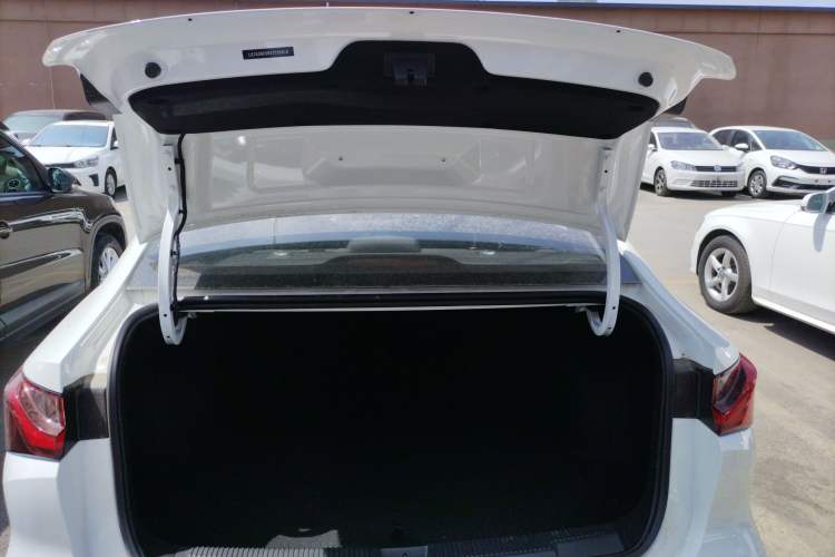 Used Roewe i5 2026 Model 1.5L Manual Comfort Version Trunk