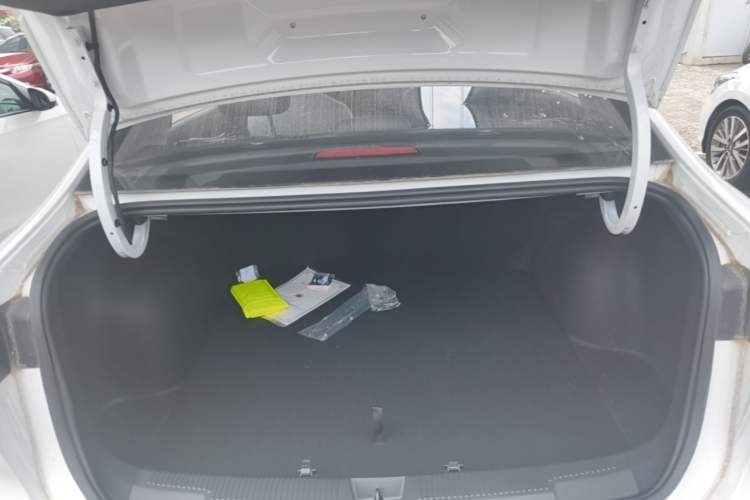 Used Roewe i5 2026 Model 1.5L CVT Luxury Version Trunk