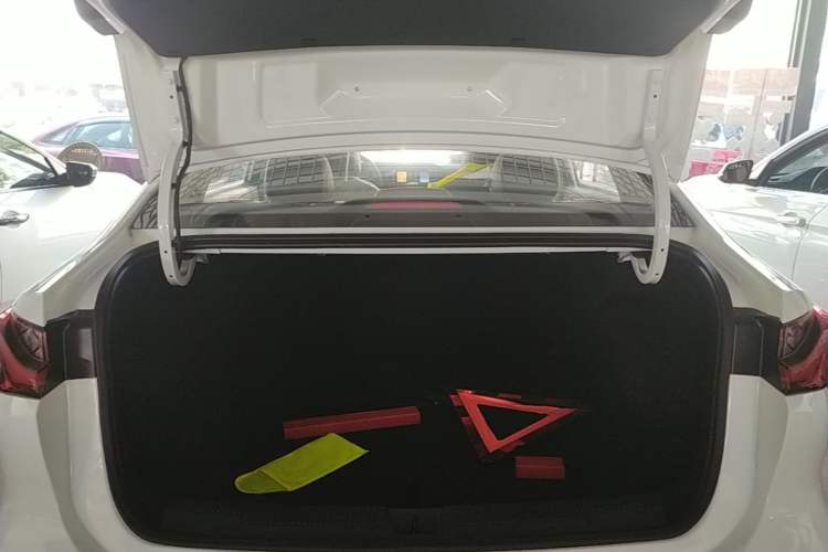 Used Roewe i5 2026 Model 1.5L CVT Luxury Version Trunk