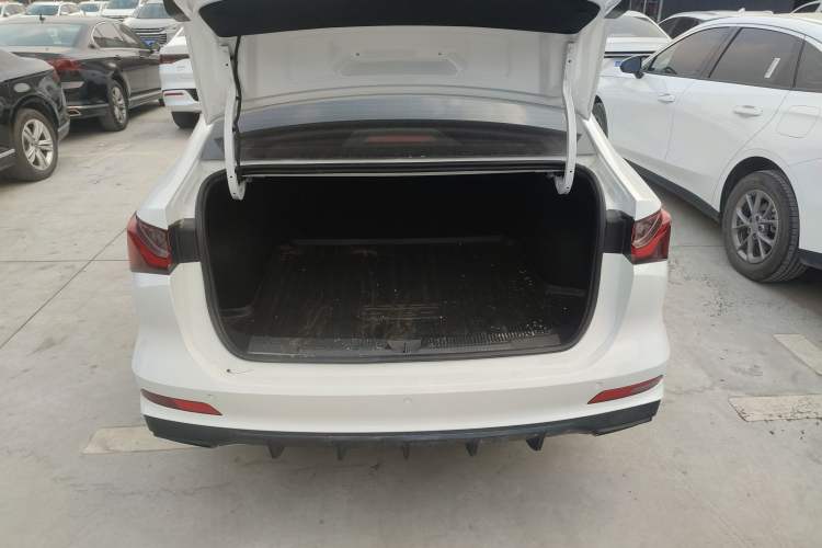 Used Roewe i5 2026 Model 1.5L CVT Luxury Version Trunk