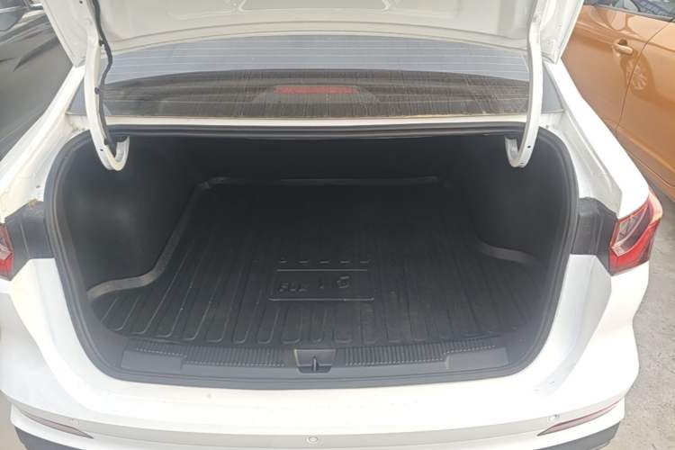 Used Roewe i5 2026 Model 1.5L Manual Comfort Version Trunk