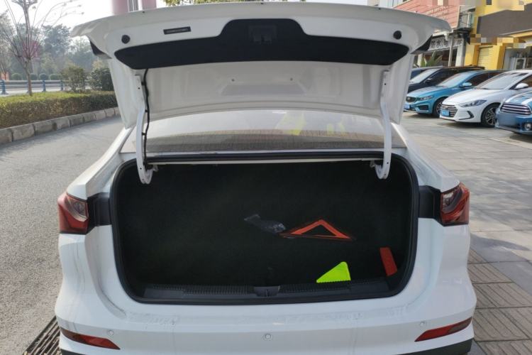 Used Roewe i5 2026 Model 1.5L CVT Luxury Version Trunk