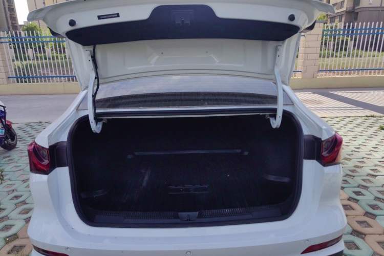 Used Roewe i5 2026 Model 1.5L Manual Comfort Version Trunk