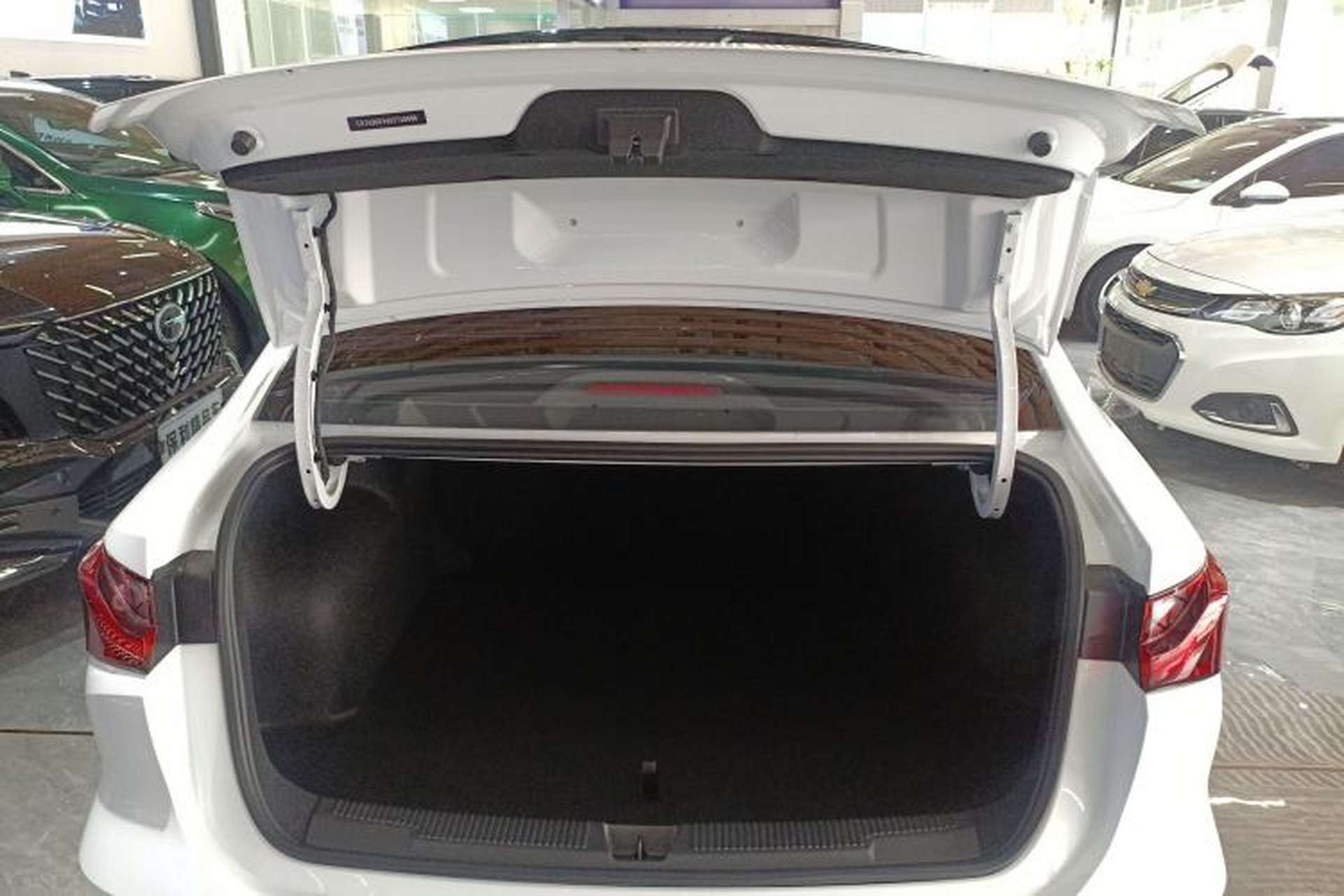 Used Roewe i5 2026 Model 1.5L CVT Luxury Version Trunk