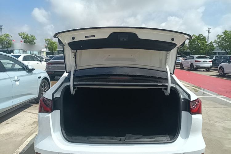 Used Roewe i5 2026 Model 1.5L Manual Comfort Version Trunk