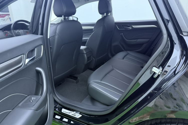Used Roewe i6 2017 20T Manual Luxury Edition Interior 3