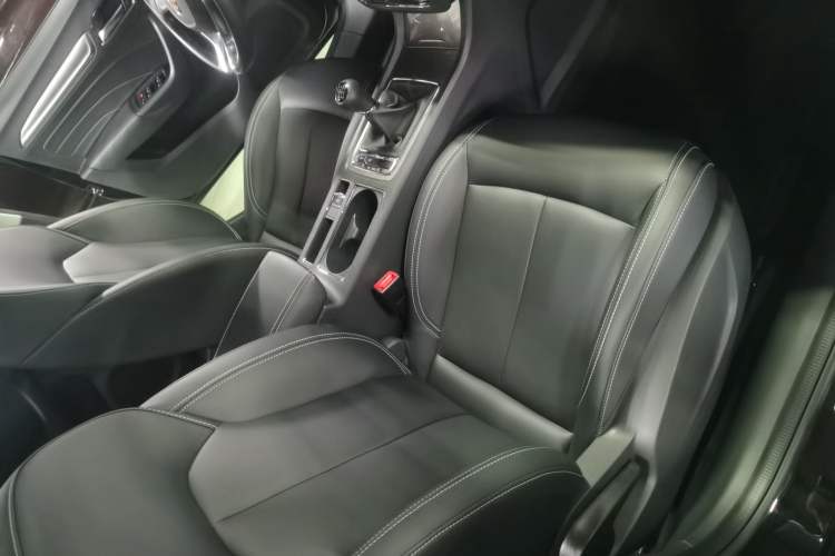 Used Roewe i6 2017 20T Manual Luxury Edition Interior 4