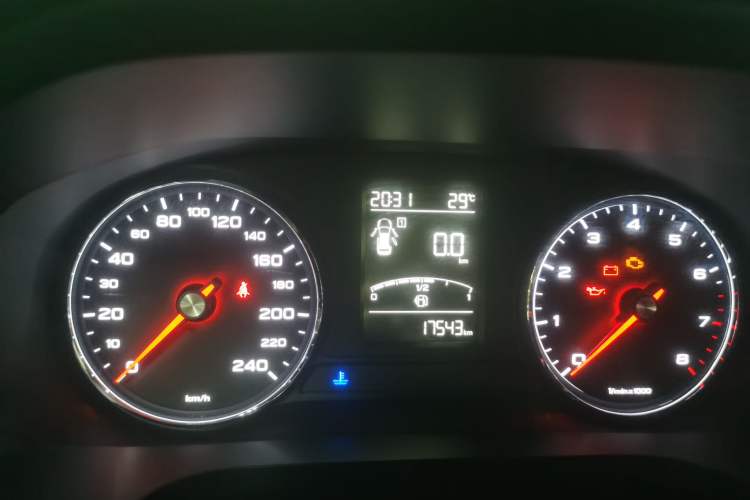 Used Roewe i6 2017 20T Manual Luxury Edition Odometer Close Up