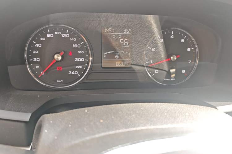 Used Roewe i6 2017 20T Manual Luxury Edition Odometer Close Up