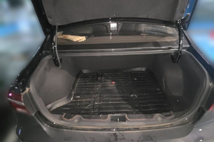 Used Roewe i6 2017 20T Automatic Internet ZhiZun Edition Trunk