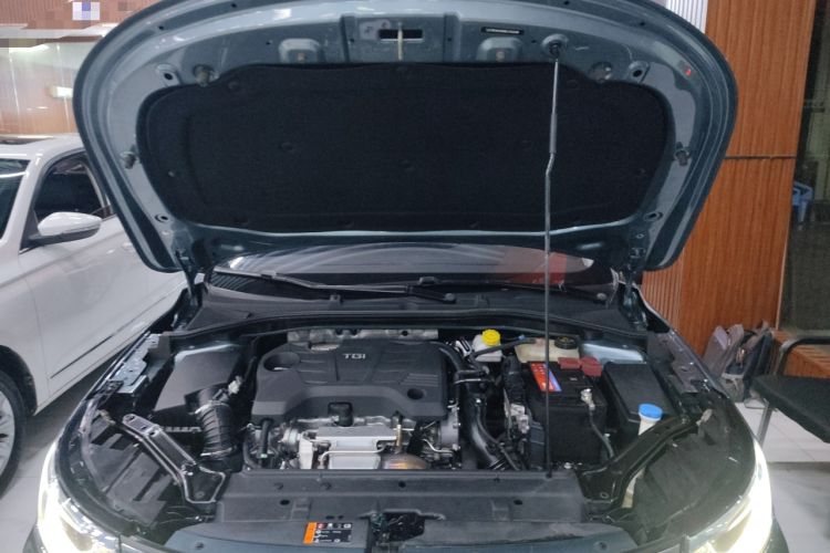 Used Roewe i6 2017 20T Automatic Flagship Edition Engine Bay