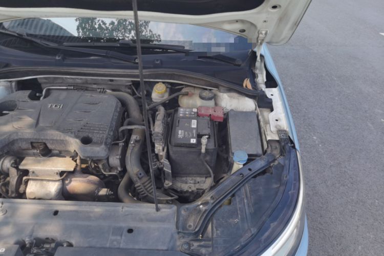 Used Roewe i6 2017 20T Automatic Internet ZhiZun Edition Engine Bay Left