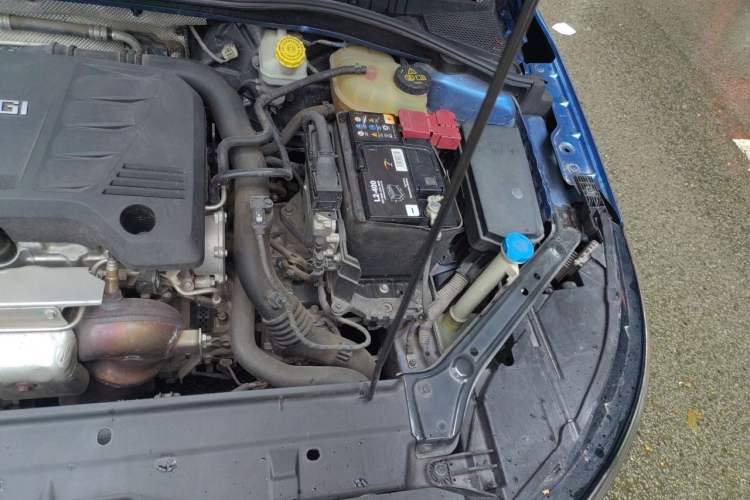 Used Roewe i6 2017 20T Automatic Internet ZhiZun Edition Engine Bay Left