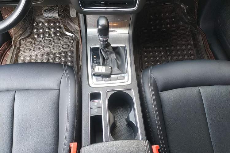 Used Roewe i6 2017 20T Automatic Flagship Edition Gear Lever