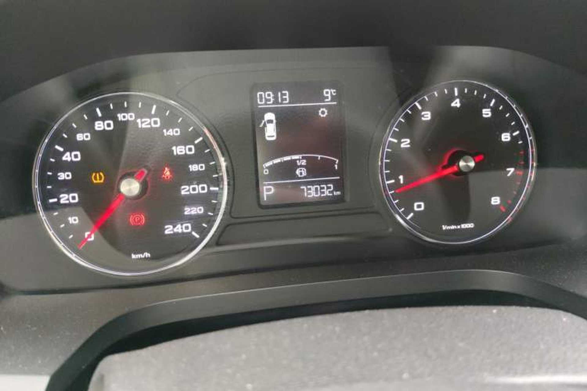 Used Roewe i6 2017 20T Automatic Internet Smart Edition Odometer Close Up
