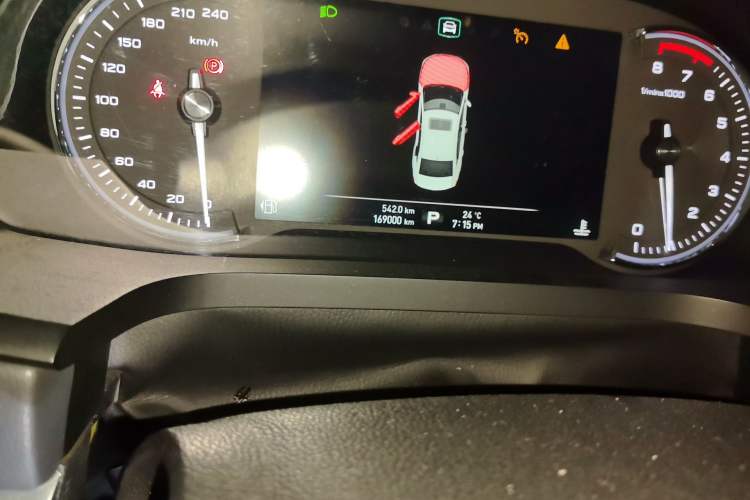Used Roewe i6 2017 20T Automatic Internet ZhiZun Edition Odometer Close Up