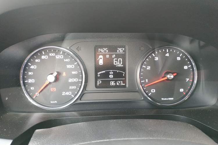 Used Roewe i6 2017 20T Automatic Flagship Edition Odometer Close Up