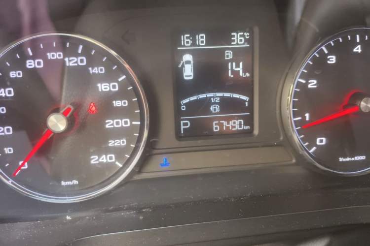 Used Roewe i6 2017 20T Automatic Internet Smart Edition Odometer Close Up