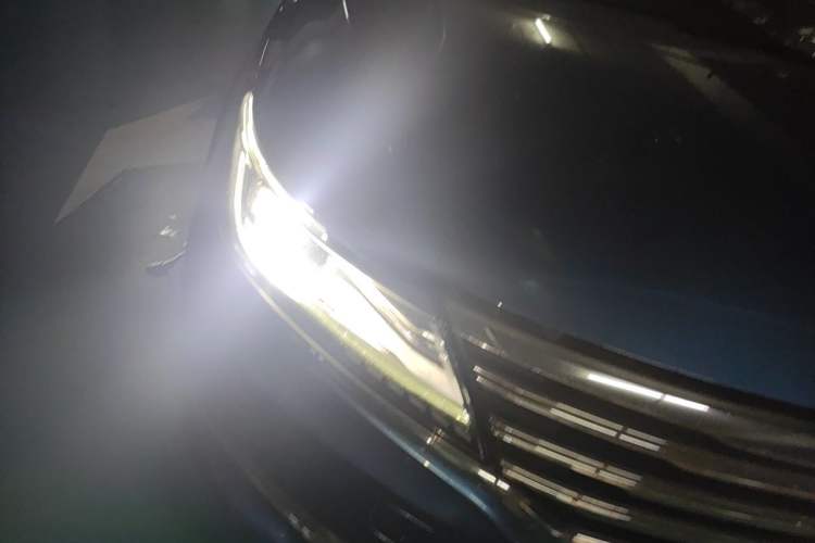 Used Roewe i6 2017 20T Automatic Internet ZhiZun Edition Right Front Headlight