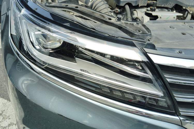 Used Roewe i6 2017 20T Automatic Internet ZhiZun Edition Right Front Headlight