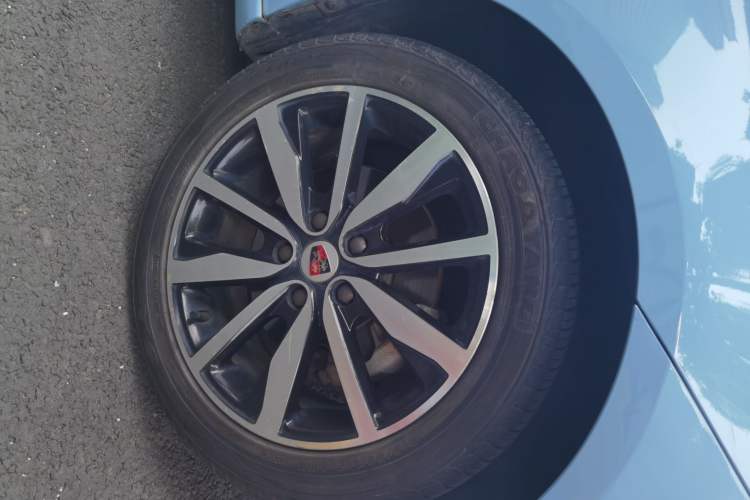 Used Roewe i6 2017 20T Automatic Internet ZhiZun Edition Right Front Wheel Hub