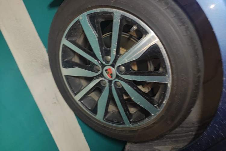 Used Roewe i6 2017 20T Automatic Internet ZhiZun Edition Right Front Wheel Hub