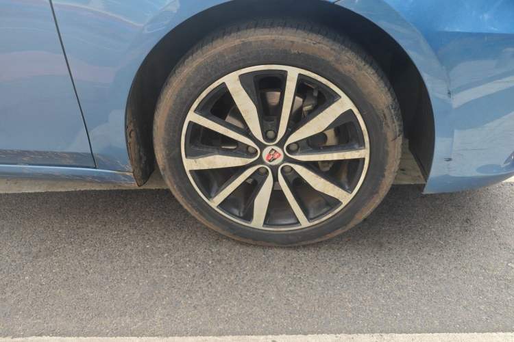 Used Roewe i6 2017 20T Automatic Internet ZhiZun Edition Right Front Wheel Hub