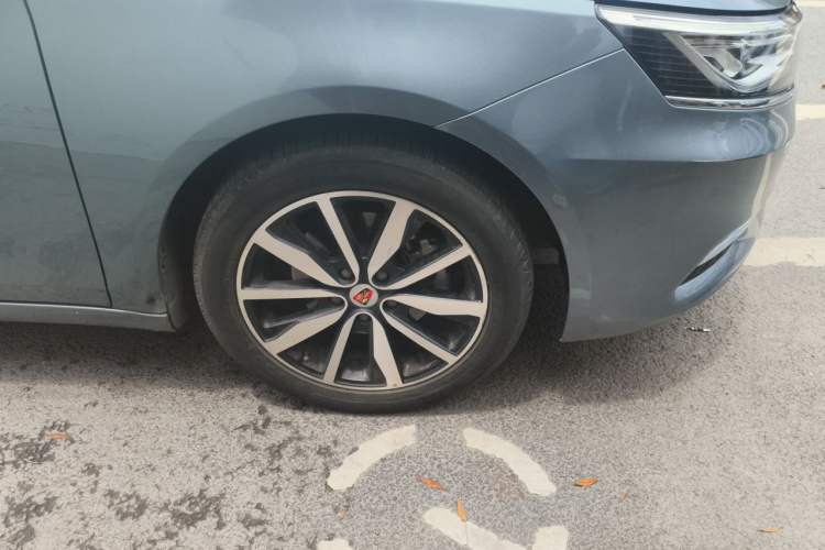 Used Roewe i6 2017 20T Automatic Internet ZhiZun Edition Right Front Wheel Hub