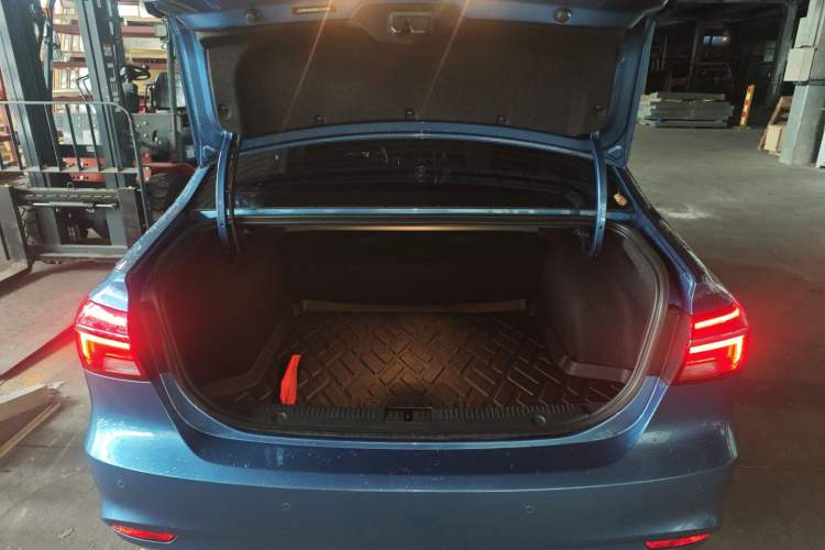 Used Roewe i6 2017 20T Automatic Internet Smart Edition Trunk