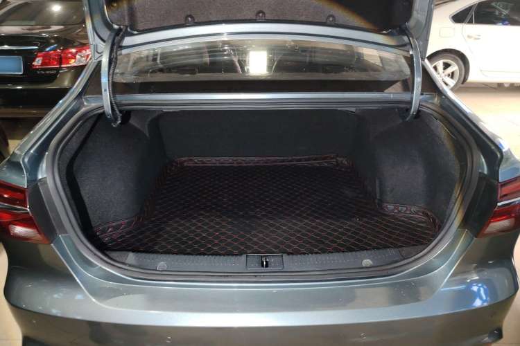 Used Roewe i6 2017 20T Automatic Internet Smart Edition Trunk