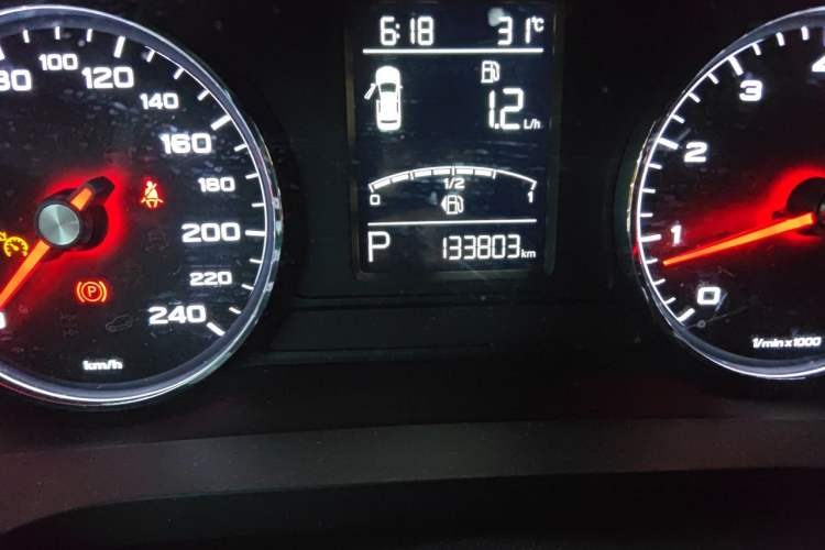 Used Roewe i6 2017 20T Automatic Internet Smart Edition Odometer Close Up