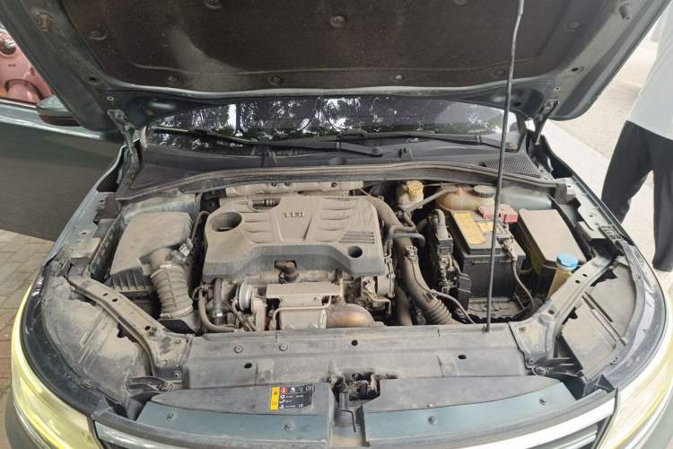 Used Roewe i6 2017 20T Automatic Internet ZhiZun Edition Engine Bay
