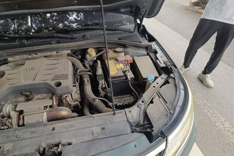 Used Roewe i6 2017 20T Automatic Internet ZhiZun Edition Engine Bay Left