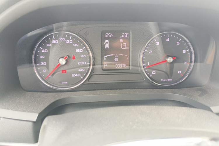 Used Roewe i6 2017 20T Automatic Internet Smart Edition Odometer Close Up