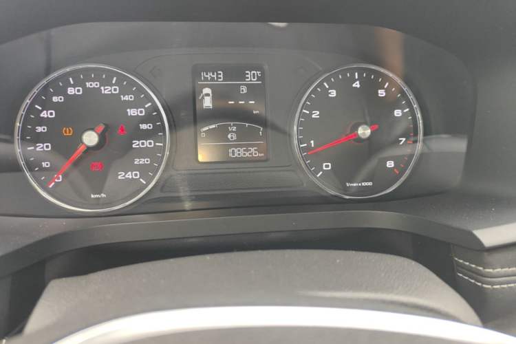 Used Roewe i6 2017 20T Manual Luxury Edition Odometer Close Up