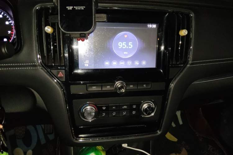 Used Roewe i6 2017 16T Manual Luxury Edition Audio And AC Panel
