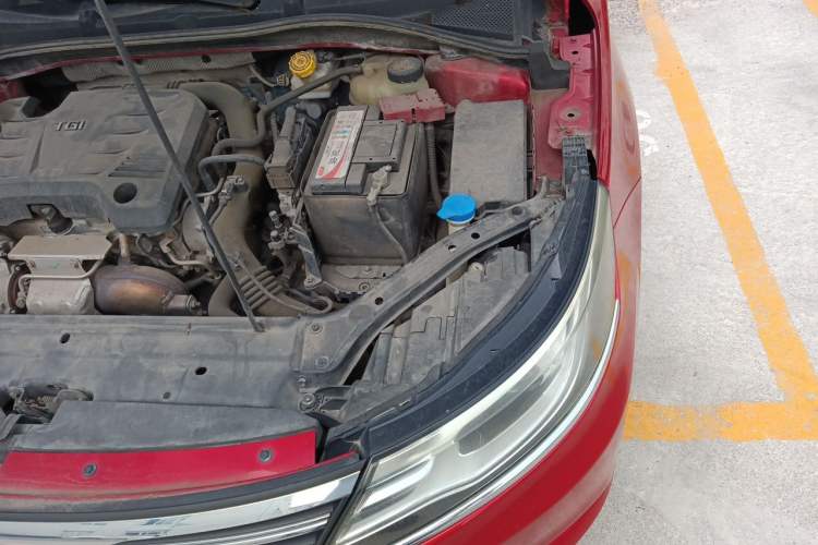 Used Roewe i6 2017 20T Automatic Internet Smart Edition Engine Bay Left