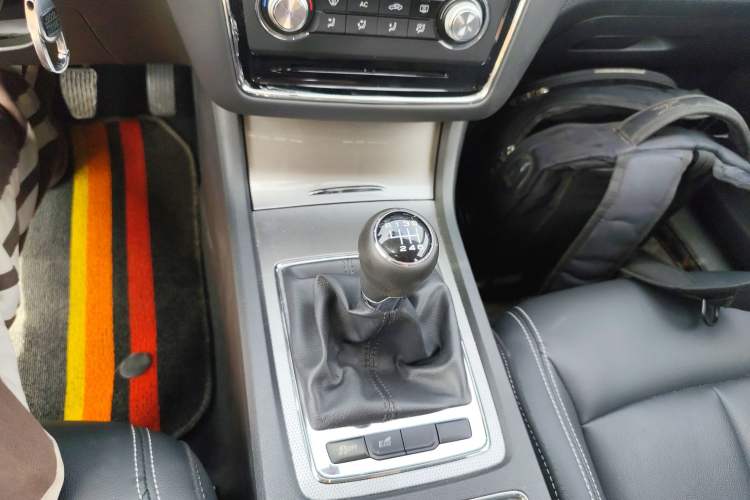Used Roewe i6 2017 20T Manual Luxury Edition Gear Lever