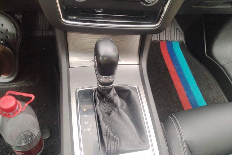 Used Roewe i6 2017 20T Automatic Flagship Edition Gear Lever