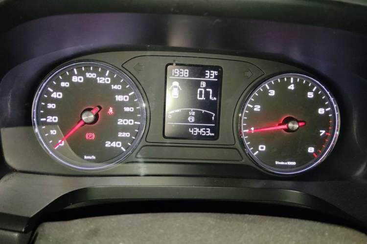 Used Roewe i6 2017 16T Manual Luxury Edition Odometer Close Up