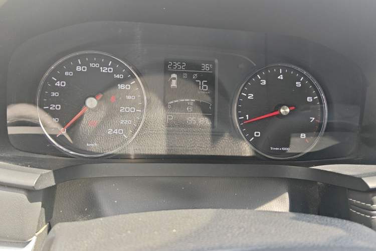 Used Roewe i6 2017 20T Automatic Flagship Edition Odometer Close Up