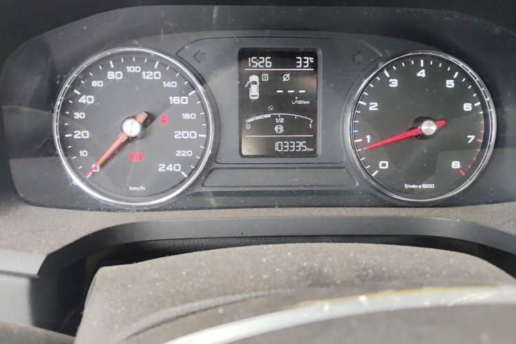 Used Roewe i6 2017 20T Manual Luxury Edition Odometer Close Up