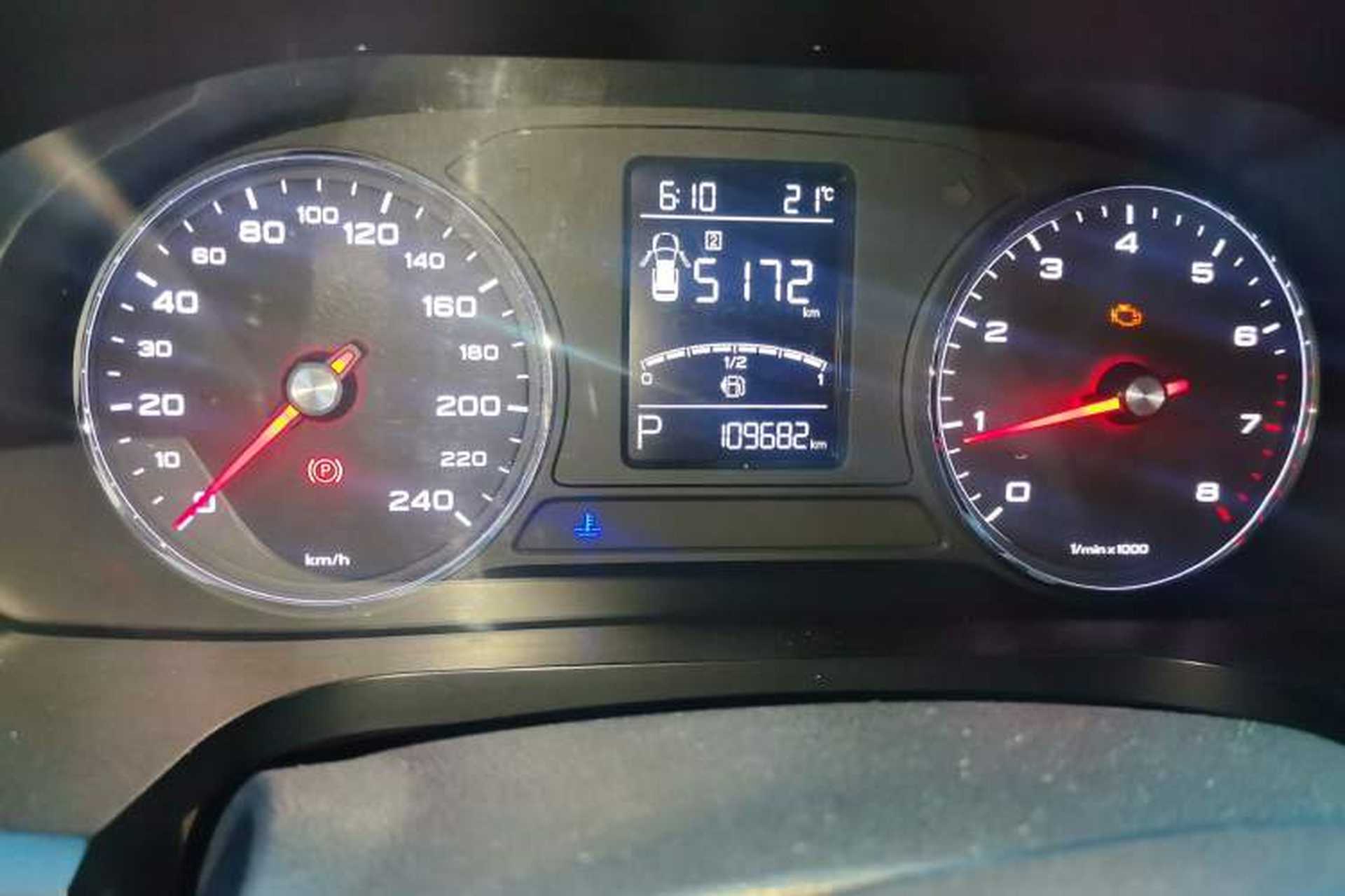 Used Roewe i6 2017 20T Automatic Internet Smart Edition Odometer Close Up