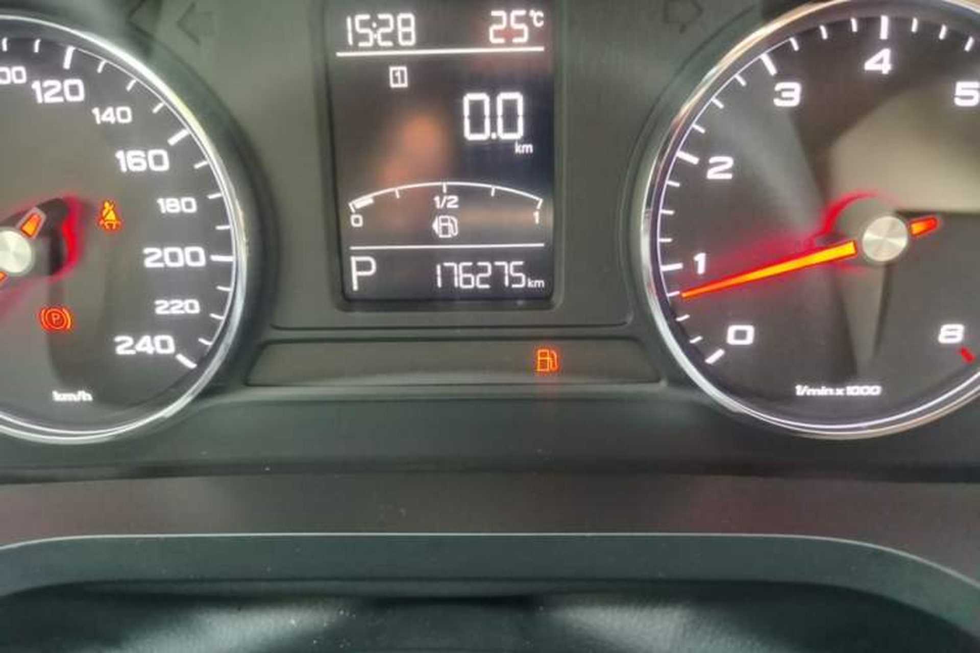 Used Roewe i6 2017 20T Automatic Internet Smart Edition Odometer Close Up