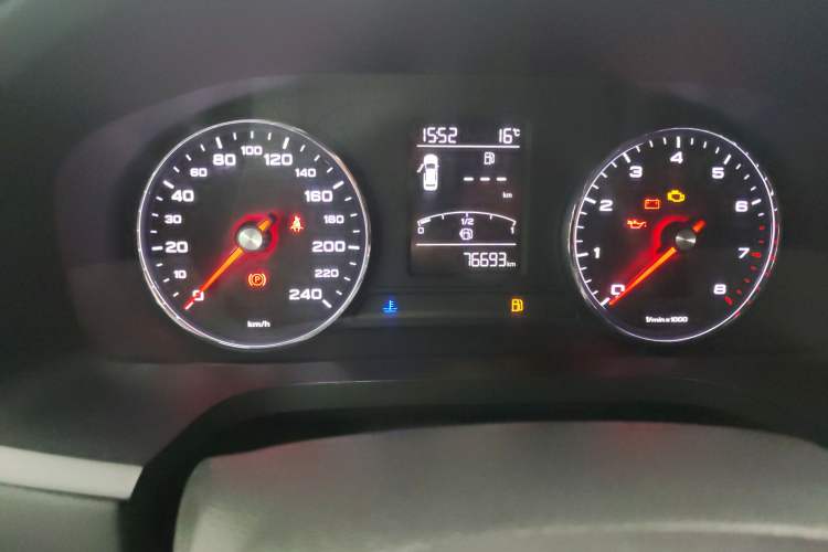 Used Roewe i6 2017 20T Manual Luxury Edition Odometer Close Up