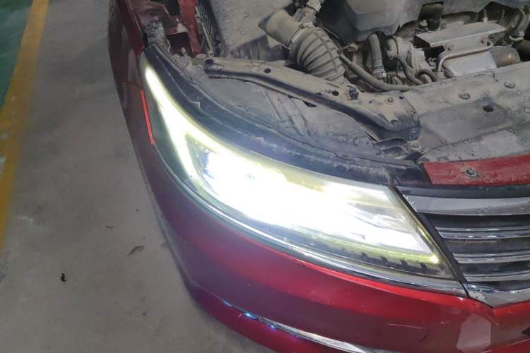 Used Roewe i6 2017 20T Automatic Internet ZhiZun Edition Right Front Headlight