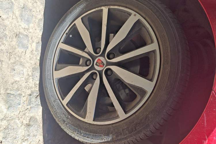 Used Roewe i6 2017 20T Automatic Internet ZhiZun Edition Right Front Wheel Hub